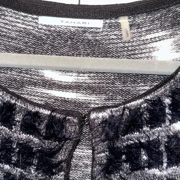 T TAHARI SIMA LONG CARDIGAN WOOL BLEND SWEATER SIZE MEDIUM - Picture 5 of 7